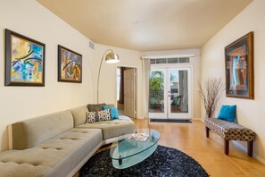 TV, fireplace - Indulge yourself w/access to Balboa Park, Gaslamp, Little Italy, & Hillcrest! (San Diego)