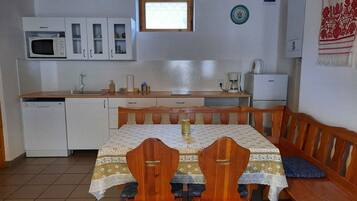 Køleskab, mikrobølgeovn, kogeplade, opvaskemaskine