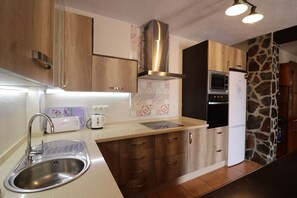 Kjøleskap, mikrobølgeovn, ovn og oppvaskmaskin