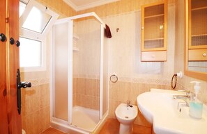 Dusche, Haartrockner, Handtücher