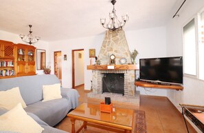 Televisio, takka, pöytätennispöytä