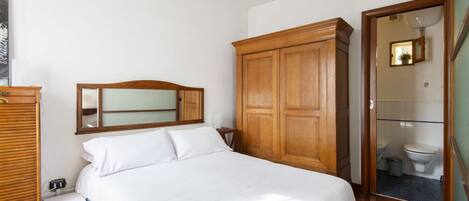 1 chambre, fer et planche à repasser