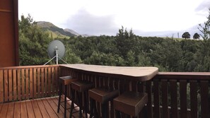 Terrace/patio - Authentic log chalet serene and secluded with outdoor spa (Lyford)