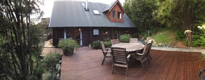 Outdoor dining - Authentic log chalet serene and secluded with outdoor spa (Lyford)