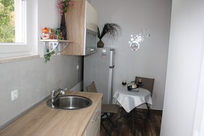 Kühlschrank, Mikrowelle, Ofen, Wasserkocher mit Kaffee-/Teezubehör