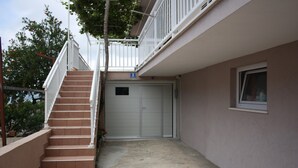 A residential building with a staircase leading to a garage. - Rooms Rita - Double Room with Private Bathroom (No. 2) (Dubrovnik)