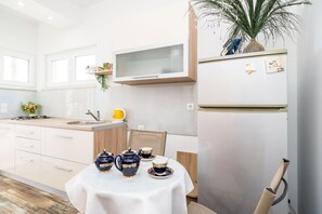 Kühlschrank, Mikrowelle, Ofen, Wasserkocher mit Kaffee-/Teezubehör