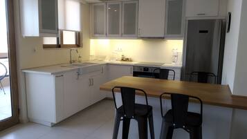 Kühlschrank, Ofen, Herdplatte, Wasserkocher mit Kaffee-/Teezubehör