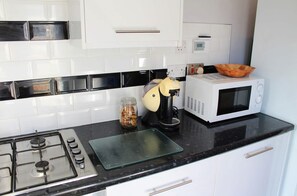 Kjøleskap og mikrobølgeovn