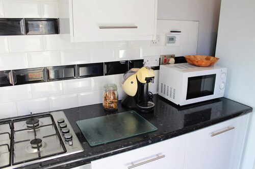 D's Place Close to J30/J31 on M1 - FREE PARKING - Spacious