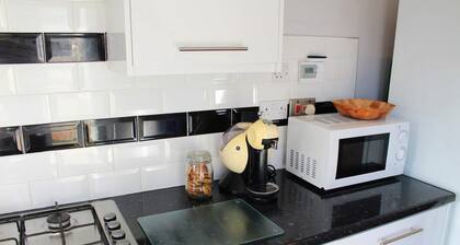 D's Place Close to J30/J31 on M1 - FREE PARKING - Spacious