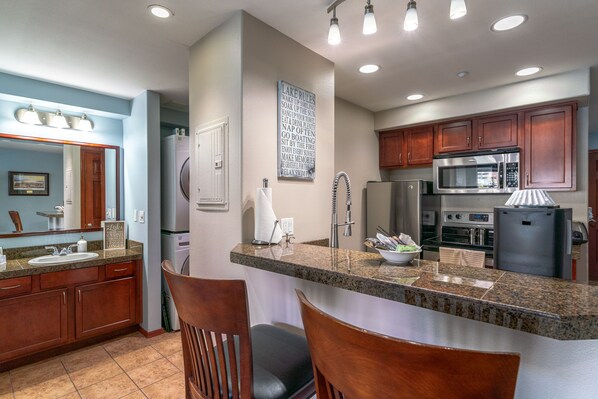 Refrigerador, microondas, horno y parrilla de estufa 