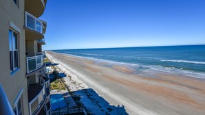 Un hôtel situé en bord de mer, avec des balcons donnant sur l’océan.