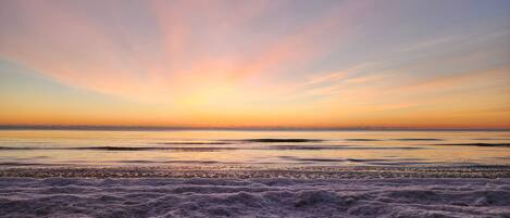 Plage, chaises longues