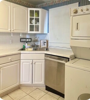 Private kitchen - Bayfront Paradise: Elegant Condo Near Beach & Boardwalk (Ocean City)