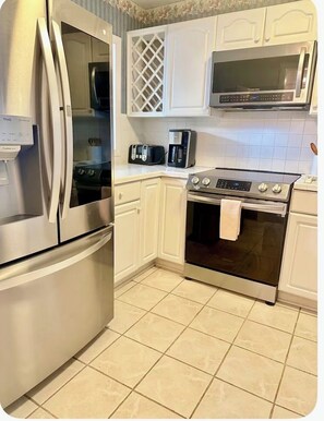 Private kitchen - Bayfront Paradise: Elegant Condo Near Beach & Boardwalk (Ocean City)