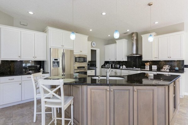 Refrigerador, microondas, horno y lavavajillas 