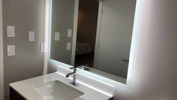 Ducha y bañera combinadas y toallas