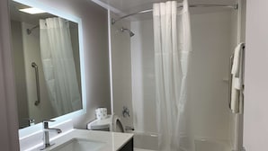 Ein modernes Badezimmer mit Dusche, Toilette und Waschbecken.
