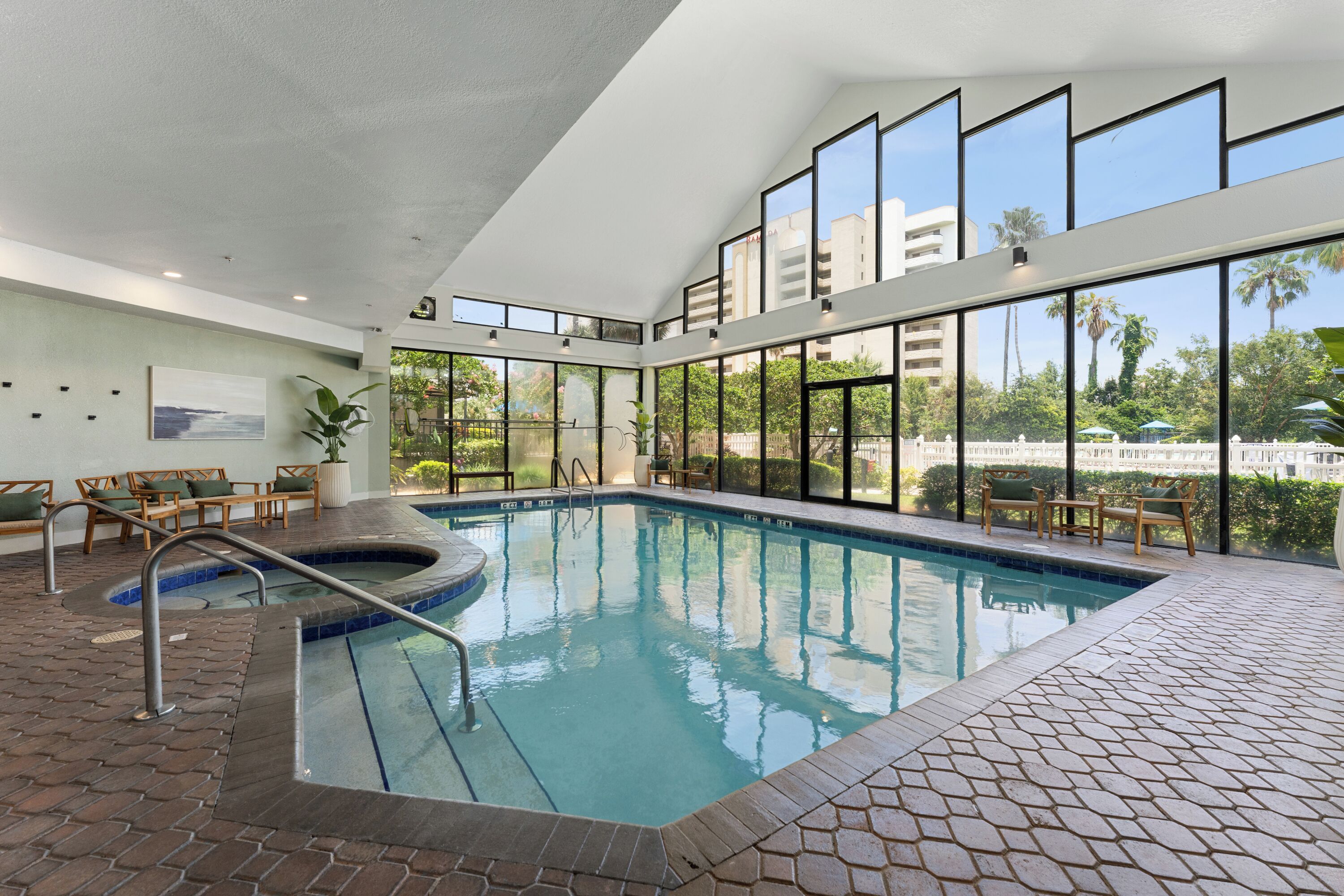 Sisäuima-allas, ulkouima-allas