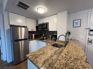 ثلاجة، ميكروويف، موقد طهي مسطح، غسالة أطباق