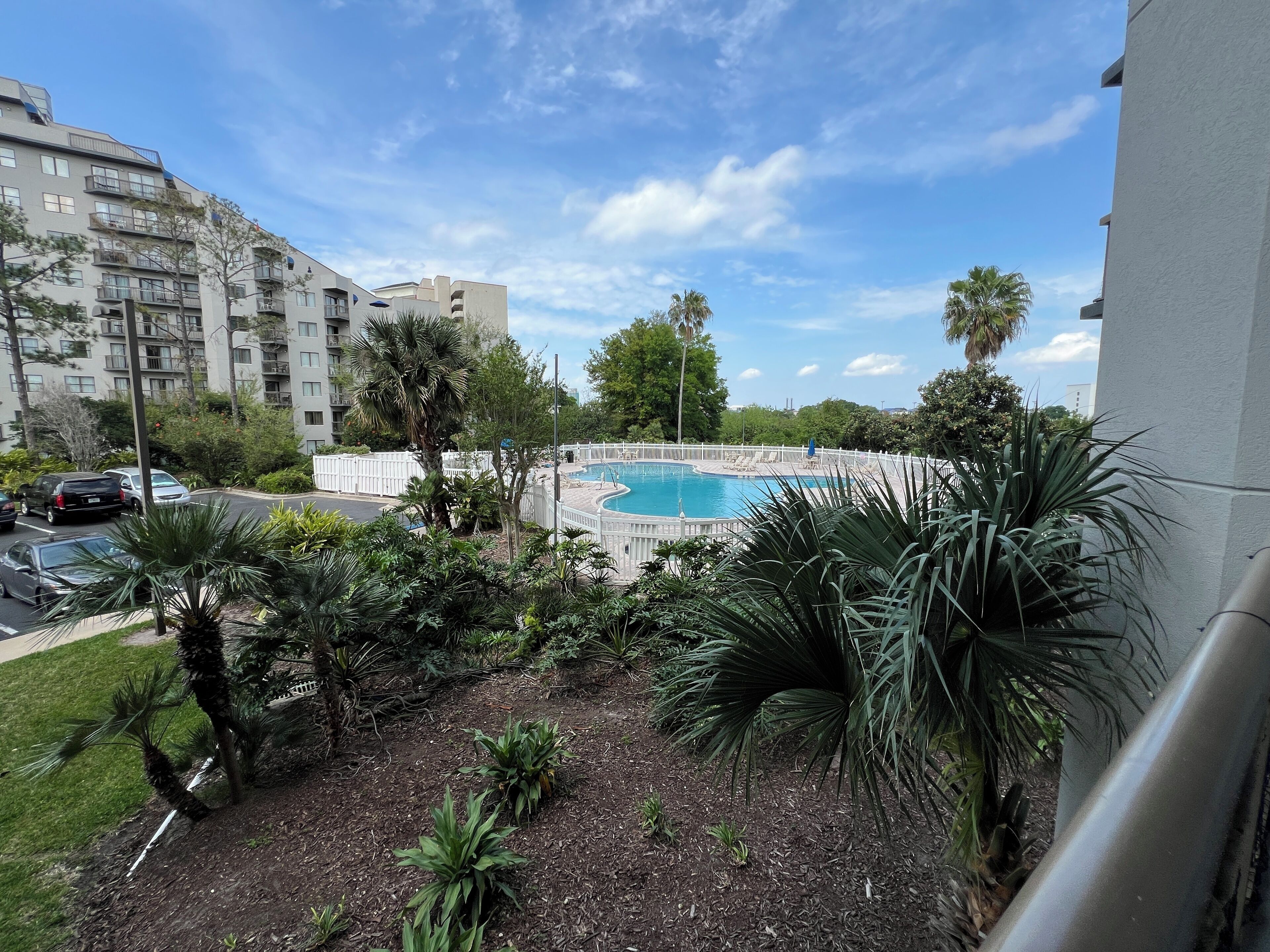 Een binnenzwembad en een buitenzwembad