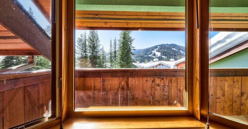 Ski-in|Ski-out, 1 king bedroom, 2 bath, private hot tub in Snow Creek, Sun Peaks