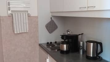 Fridge, stovetop, coffee/tea maker, electric kettle