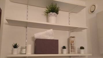 Dusche, Haartrockner, Seife, Toilettenpapier