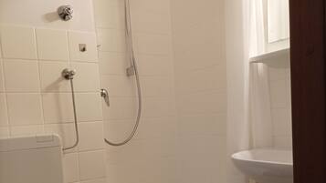 Dusche, Haartrockner, Seife, Toilettenpapier