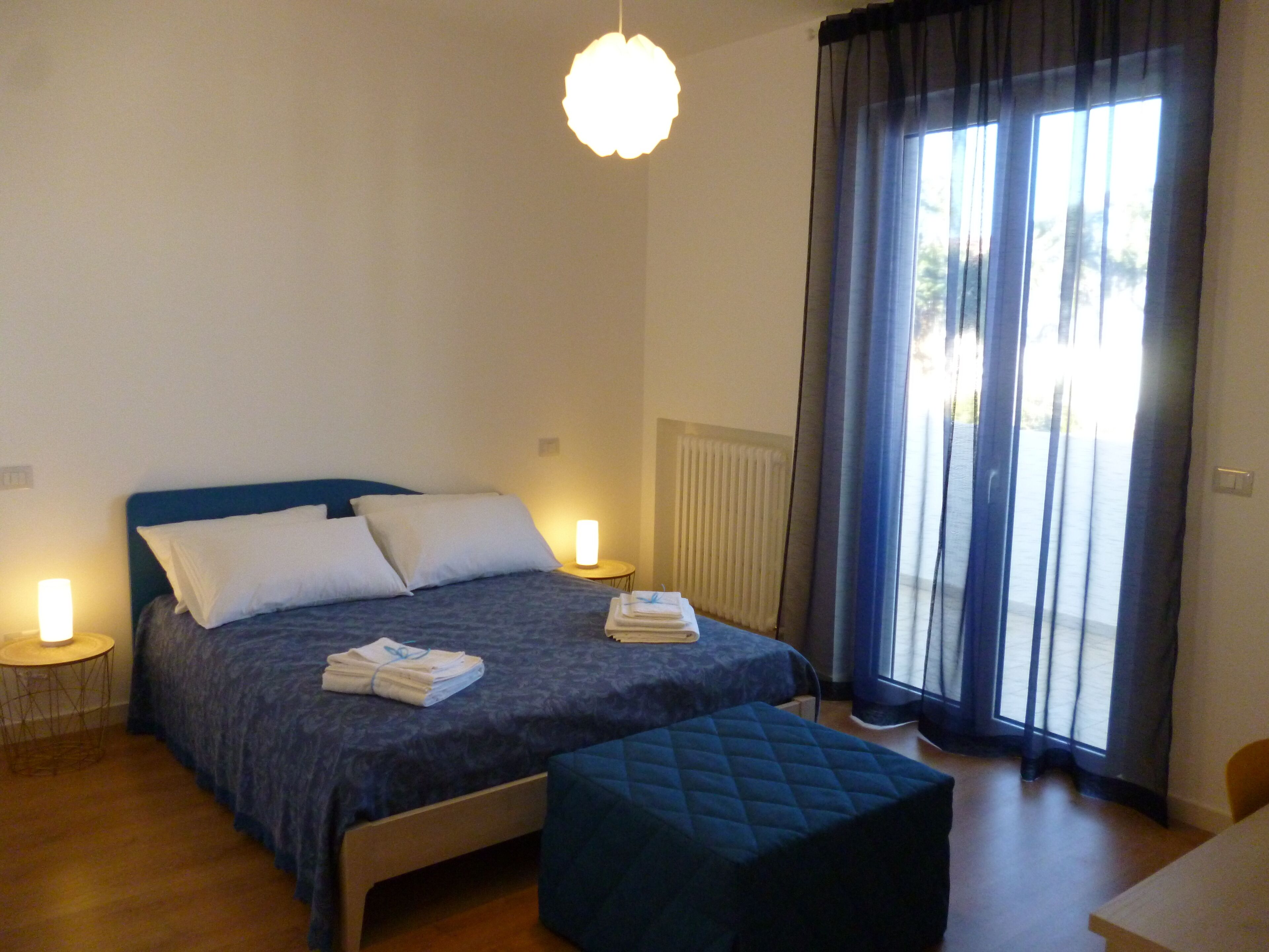 Habitación doble | Decoración personalizada, muebles diferentes, escritorio y wifi gratis 