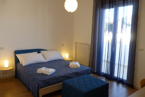 Habitación doble | Decoración personalizada, muebles diferentes, escritorio y wifi gratis