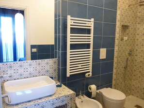 Tweepersoonskamer | Badkamer | Een douche, een regendouche, een haardroger, een bidet