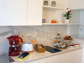 Refrigerador, microondas, cafetera/tetera, tetera/pava eléctrica