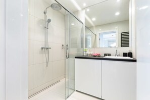 Shower, hair dryer, towels, shampoo
