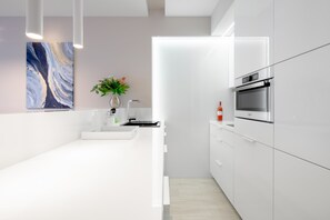 Kühlschrank, Mikrowelle, Herdplatte, Geschirrspüler