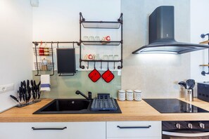Fridge, oven, stovetop, dishwasher