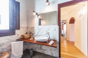 Bathtub, hair dryer, bidet, towels