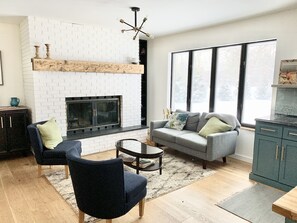 Televisor intel·ligent, llar de foc, taula de tennis de taula i llibres 