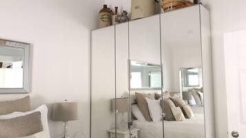 1 habitación, tabla de planchar con plancha, wifi gratis y ropa de cama