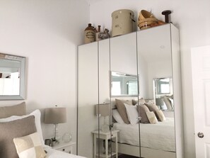 1 bedroom, iron/ironing board, free WiFi, bed sheets - One bedroom fully equipped Mahone Bay luxury cottage (Mahone Bay)