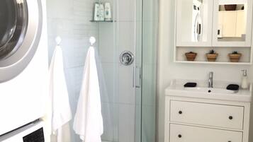 Hair dryer, towels, shampoo, toilet paper