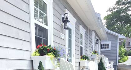 One bedroom fully equipped Mahone Bay luxury cottage