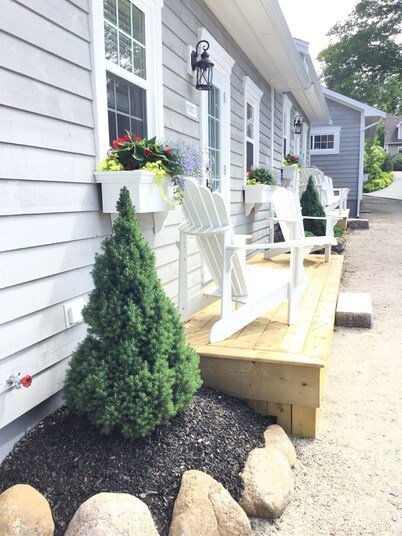 One bedroom fully equipped Mahone Bay luxury cottage