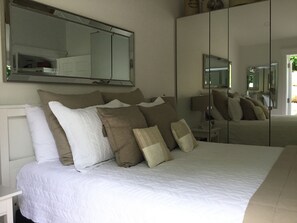 1 slaapkamer, een strijkplank/strijkijzer, gratis wifi, beddengoed