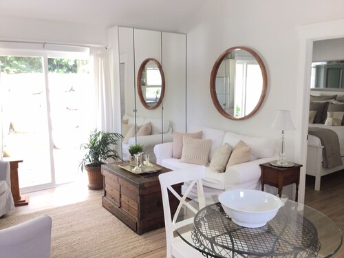 One bedroom fully equipped Mahone Bay luxury cottage