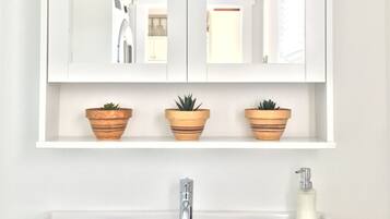 Secador de pelo, toallas, shampoo, papel higiénico