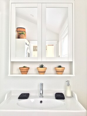 Hair dryer, towels, shampoo, toilet paper - One bedroom fully equipped Mahone Bay luxury cottage (Mahone Bay)