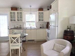 Fridge, microwave, oven, stovetop - One bedroom fully equipped Mahone Bay luxury cottage (Mahone Bay)