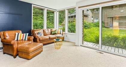 Lovely home with fireplace & full kitchen - steps from the slopes
